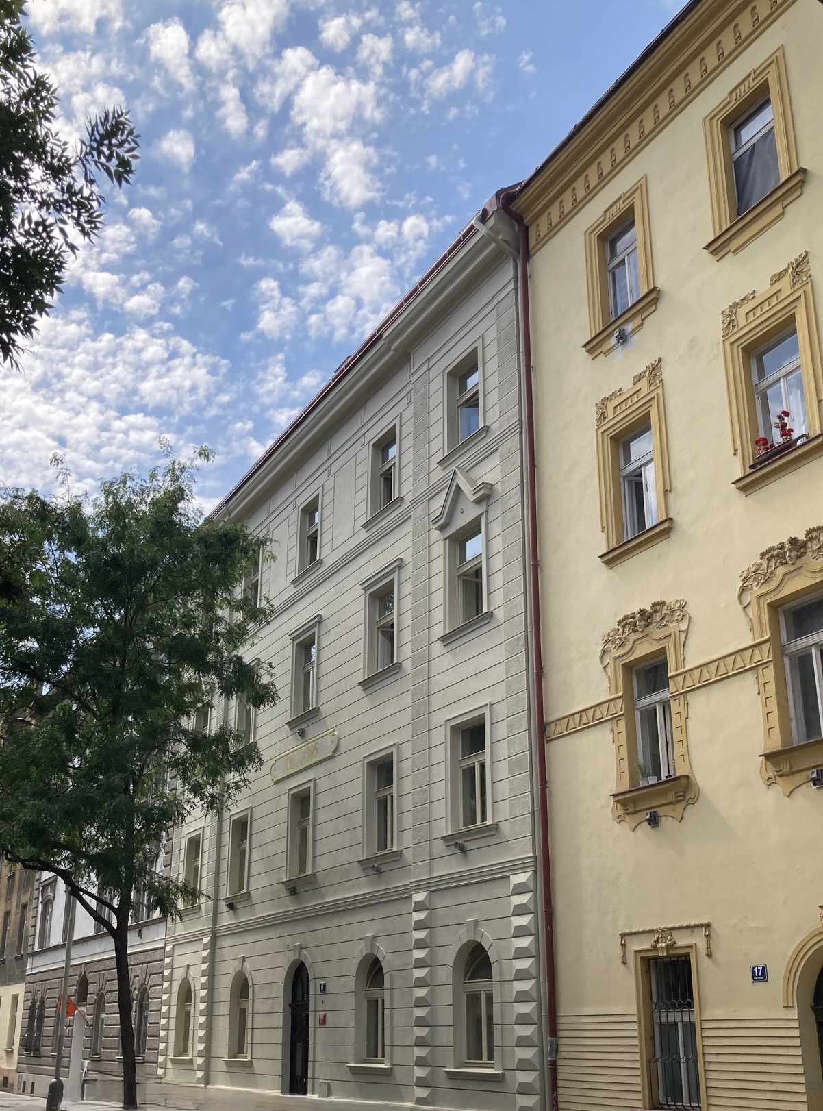 Fasáda bytového domu v Praze