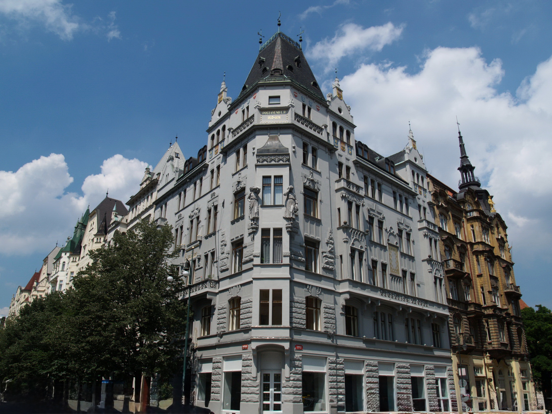Historická fasáda Pařížská 16, Praha